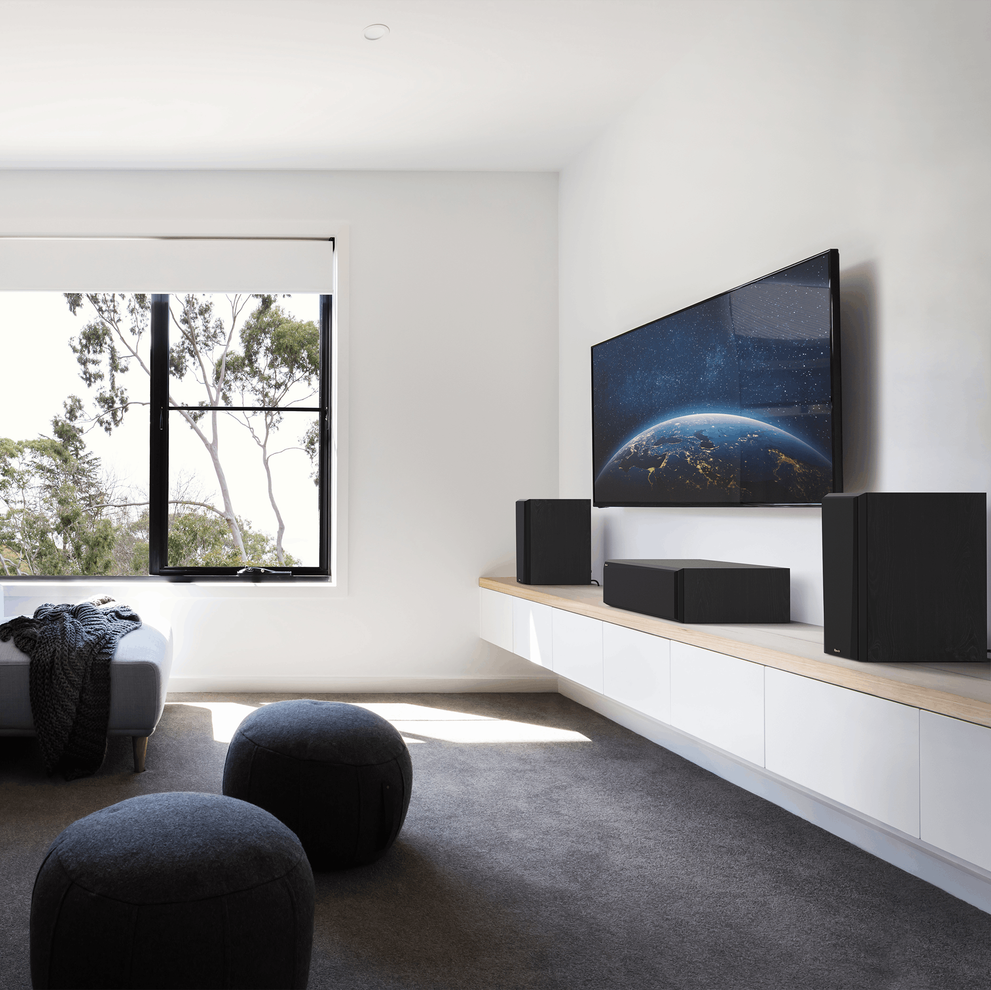 RP 600 M II Carousel 21- three black speakers in modern tv room
